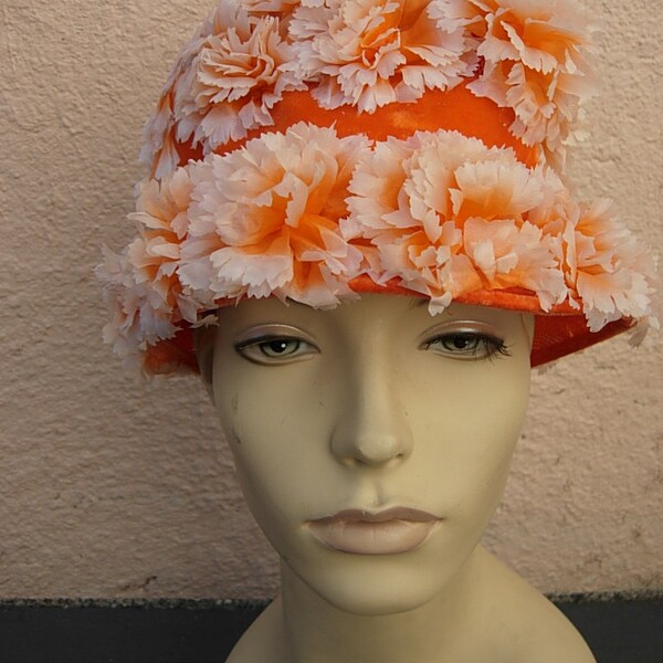Aantrekkelijke oranje 1960s hoed