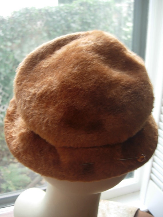 1930s-40s Furry Luxurious Velour Hat - image 3