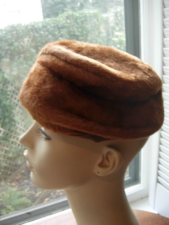 1930s-40s Furry Luxurious Velour Hat - image 2