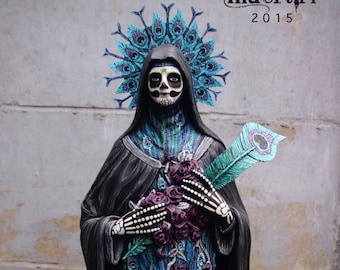 muertify: „niebieski paw” muertos Duża statua świętej Teresy z domowym piórem pawia i aureolą, wykonana na zamówienie i fachowo ręcznie malowana