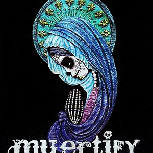 Puede incluir: Una ilustraci&oacute;n azul y morada de un esqueleto con un velo azul y un halo dorado. El esqueleto est&aacute; rezando con las manos juntas. La palabra "muertify" est&aacute; escrita en blanco debajo del esqueleto.