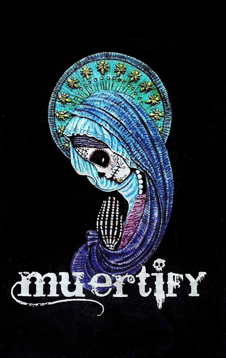 Puede incluir: Una ilustraci&oacute;n azul y morada de un esqueleto con un velo azul y un halo dorado. El esqueleto est&aacute; rezando con las manos juntas. La palabra "muertify" est&aacute; escrita en blanco debajo del esqueleto.