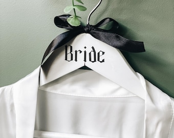 Perchas de boda personalizadas, regalos de novia góticos, decoración de boda alternativa, regalos de dama de honor, bata de novia, boda de Halloween