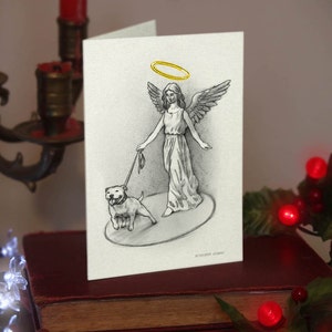 Angel and Dog - Grande carte de Noel (A6) Impression magnifiquement dessinée sur le stock de carte de qualité blanc cassé. GRATUIT pour les commandes de cartes au Royaume-Uni.