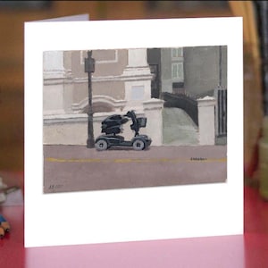 Puede incluir: Tarjeta de felicitación con una pintura original de un scooter de movilidad negro estacionado en la calle. La obra de arte representa un edificio con una fachada de color claro y una farola. La pintura tiene una paleta de colores apagados.