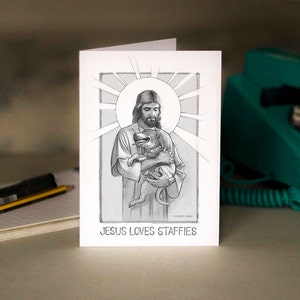 Jesus Loves Staffies - wenskaart - prachtig getekende illustratie gedrukt op witte kaart. GRATIS verzending voor Britse kaartbestellingen.