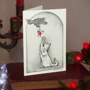 Cat and Toy - Grande carte de Noel (A6) Impression magnifiquement dessinée sur le stock de cartes de qualité blanc cassé. GRATUIT pour les commandes de cartes au Royaume-Uni.
