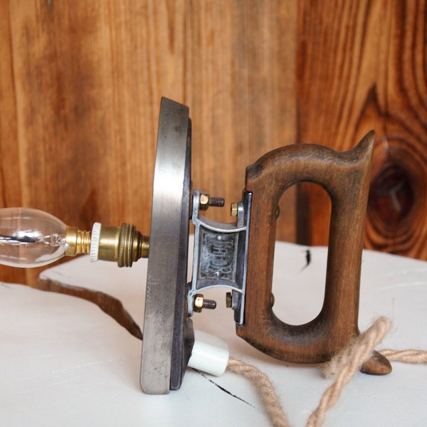 Lampe à poser ancien fer à repasser, Création luminaire Lampe Récup Recyclage Eco, Lampe de table ou chevet Ancienne Steampunk