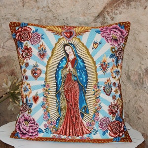 Dekoratives Kissen aus französischem Jacquard von Santa Guadalupe und himmelblau gewaschenem Leinen.