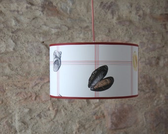 Suspension abat-jour tambour cuisine, habillage papier peint bord de mer.