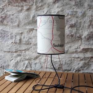 Lampada da tavolo con mappa dei trasporti della vecchia scuola nel sud della Francia su base treppiede in ottone grezzo