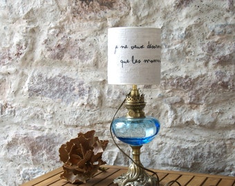 Lampe à poser ancienne lampe à pétrole laiton et cuivre , verre bleu , abat-jour lin blanc citation Stendhal.