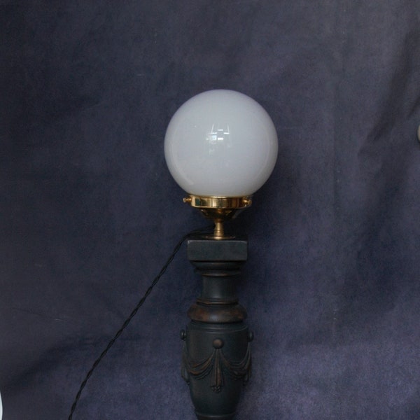 Lampe à poser balustre en bois patinée et opaline blanche.