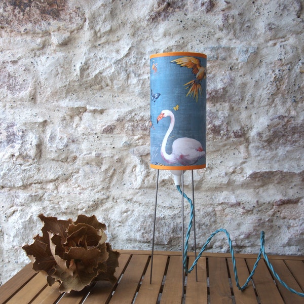 Petite lampe à poser sur trépied en métal , abat-jour papier peint chinoiserie fleurs et oiseaux.