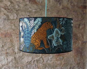 Suspension lampshade in non-woven wallpaper from the Casamance brand.