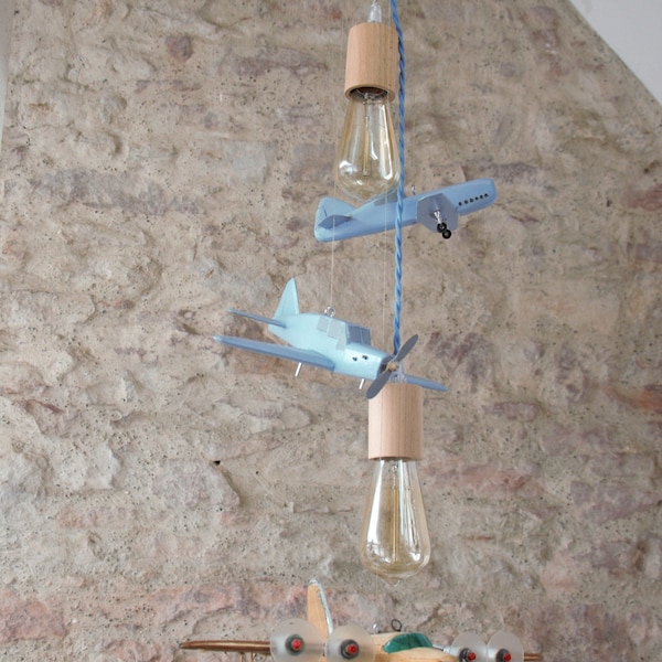 Suspension luminaire avion chambre bébé, Suspension vintage d'anciennes maquettes d'avion bleues en bois, suspension Chambre Enfants.