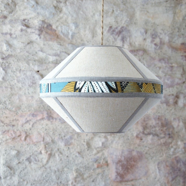 Suspension abat-jour "Soucoupe" , tissu beige fibres de bananier et papier peint.