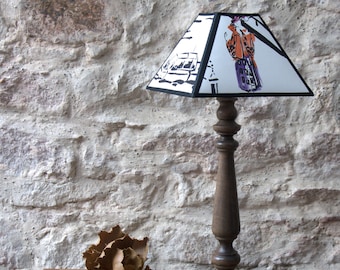 Lampe à poser pied en hêtre , abat jour conique papier peint Canovas "les parisiennes". Pièce unique.e