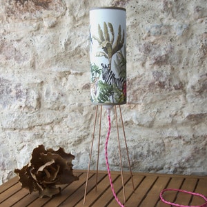 Lampada da tavolo per bambini con paralume in carta da parati giungla di Sigmurd Wallarts.