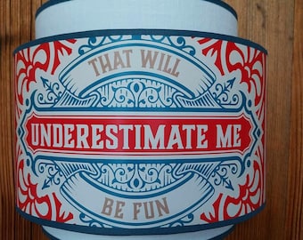 Applique double "Underestimate me" , affiche d'art et lin lavé