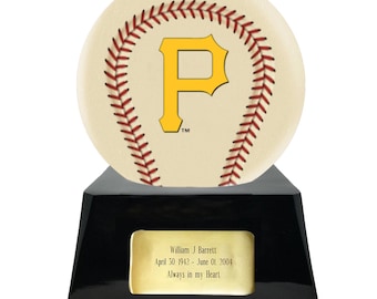 Peut inclure: Trophée sur le thème du baseball avec un design de balle de baseball et le logo "P" jaune des Pirates de Pittsburgh. La balle de baseball est posée sur une base noire avec une plaque dorée. La plaque indique "William J Barrett, April 30 1942 - June 01 2004, Always in my Heart."