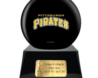 Peut inclure: Un ballon de baseball noir avec le logo des Pirates de Pittsburgh, monté sur un socle noir avec une plaque dorée. La plaque indique "In Memory of a Lifelong Fan William J Barrett April 30, 1942 - June 01, 2004."