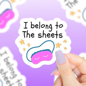 Sticker J&#39;appartiens aux draps, Sticker drôle, Stickers rigolos, Stickers sarcastiques, Stickers maman rigolos, Relationnel, Sticker jeu de mots, Citations rigolotes
