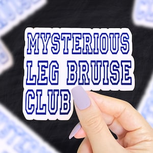 Sticker club contusion à la jambe mystérieuse, sticker, sticker citation, sticker dicton drôle, sticker expression drôle, petit cadeau drôle