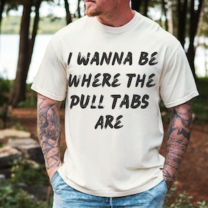 Puede incluir: Una camiseta blanca con texto negro que dice "Quiero estar donde están las pestañas de extracción".