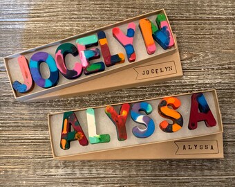 Regenboogkrijtset (inclusief 5 op voorraad beschikbare letters/tekens en een decoratieve doos)