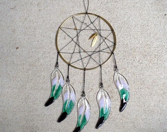 Atrapasueños de plumas de vidrio: vidrio fusionado, frita verde azulado y rosa, colgante de pared bohemio
