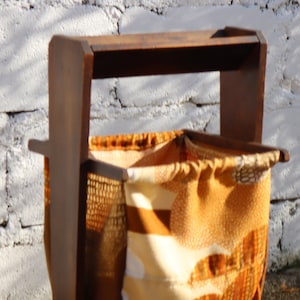 Französischer Vintage-Nähtisch aus Holz – Bastelkorb aus den 70er Jahren