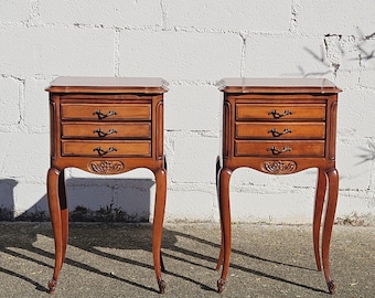 フランス製象嵌細工のナイトスタンド2台セット - チェリー材のベッドサイドテーブル2台 - ルイ15世様式 - 1960年代