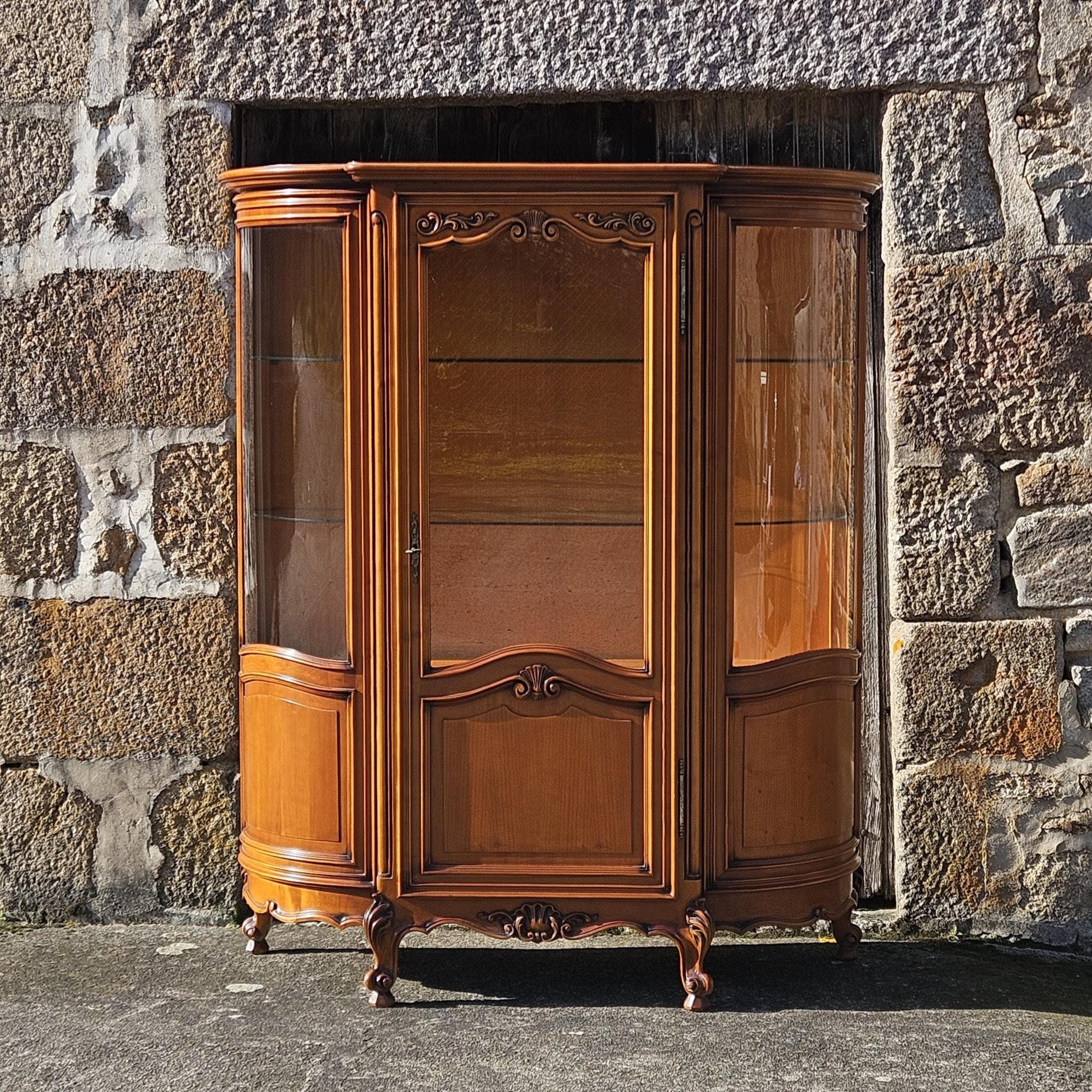 フランスアンティーク　木製キャビネット 彫刻入り　ロカイユ　louis xv フランスアンティーク木製キャビネット 彫刻入りロカイユlouis xv