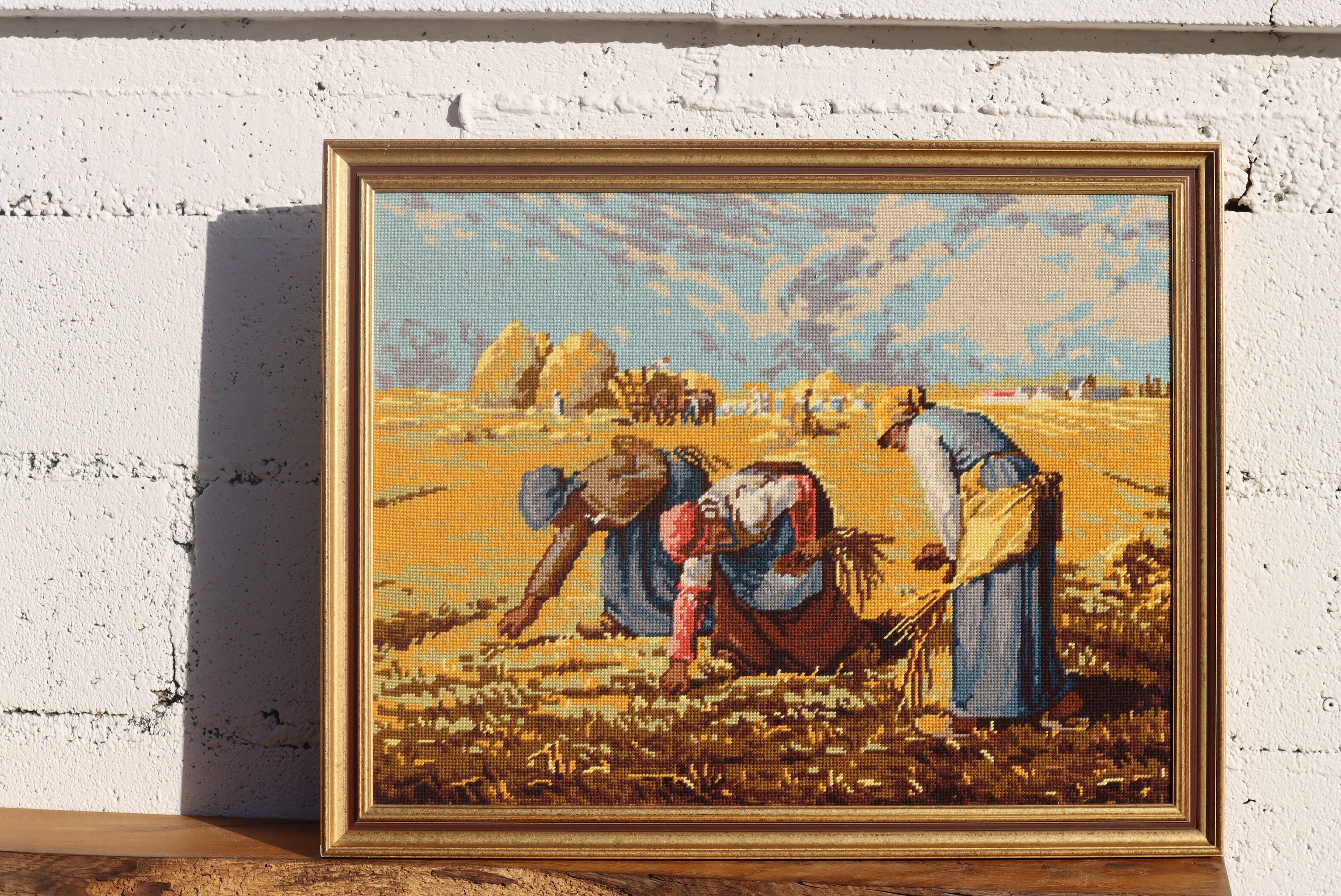 Français Broderie Vintage Dans Un Cadre Doré - Femmes Travaillant Dans Les Champs-Années 70