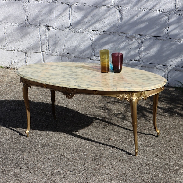 Table basse ovale vintage française en marbre et laiton - Table basse en marbre - Table basse de style Louis XV -- Années 70