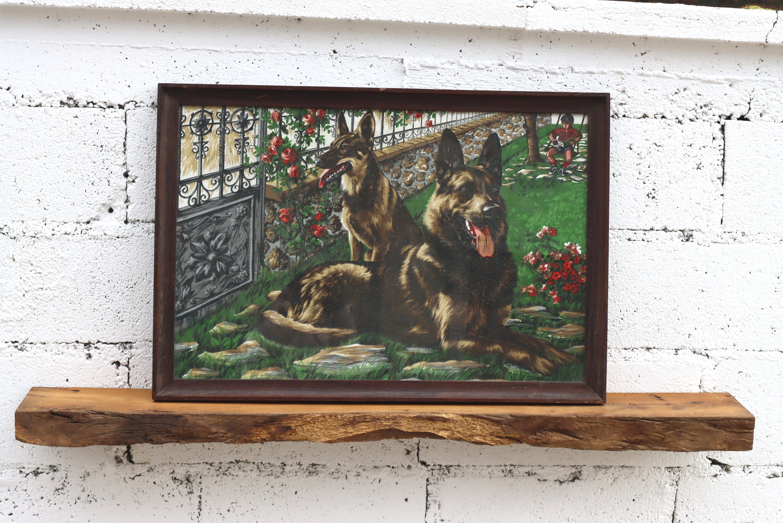 Français Mid Century Textilprint Encadré - 2 Bergers Allemands Dans La Cour Avant Années 50