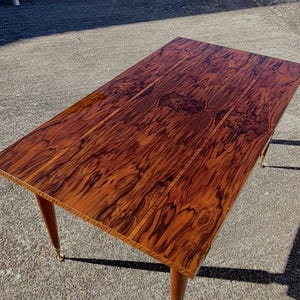 Mesa de comedor extensible de estilo moderno de mediados de siglo, de palisandro brillante con incrustaciones y patas de latón – década de 1960