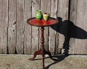 Guéridon vintage en bois - Table d'appoint en cuir gaufré rouge - Table basse - Table de bout à trois pieds des années 30