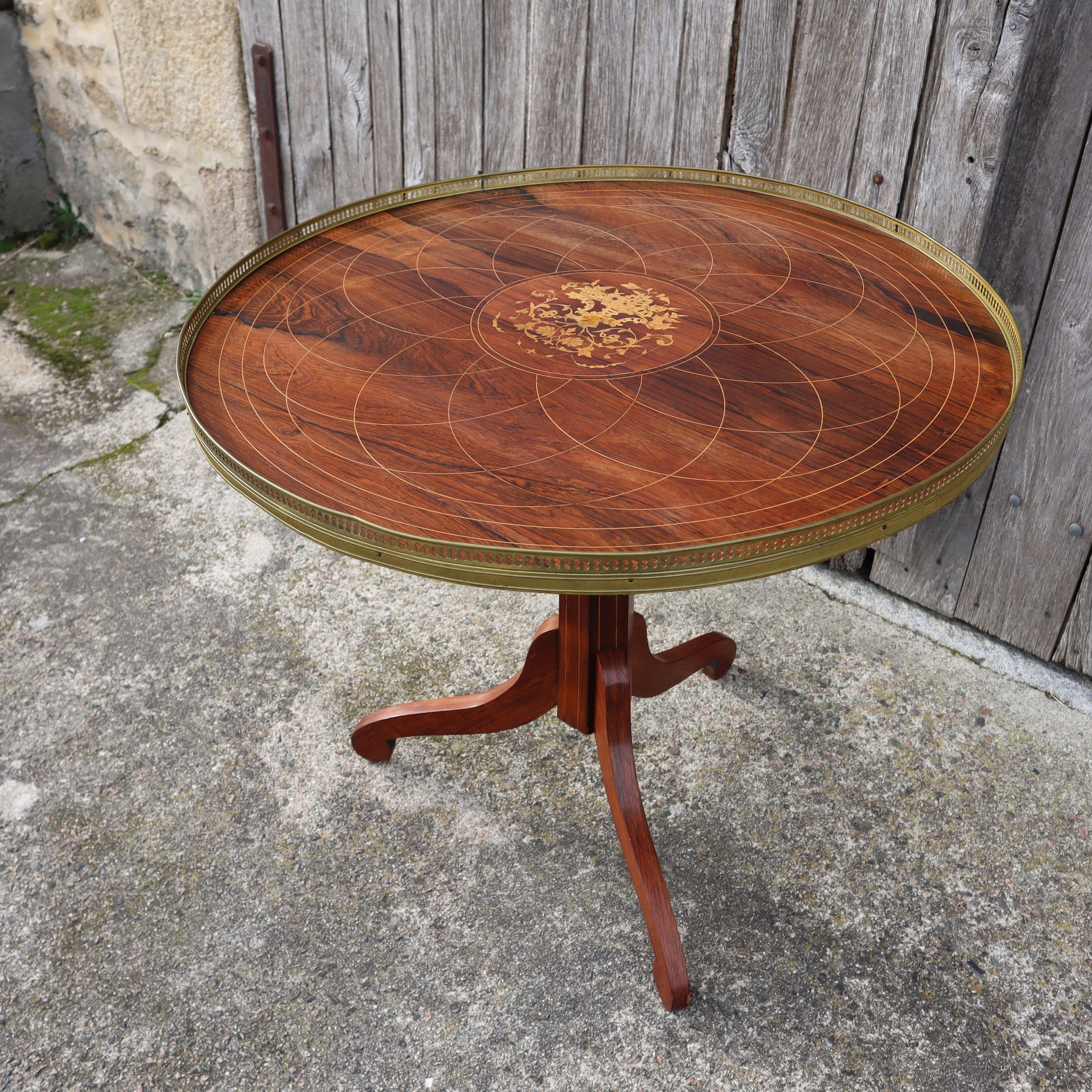 table d'appoint néoclassique vintage en bois - incrustations de citronnier rails décoratifs laiton années 60