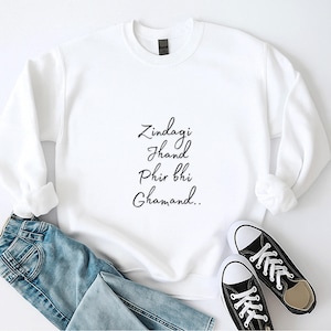 Zindagi jhand Phir Bhi Ghamand Citazione Felpa Desi • Felpa con cappuccio Desi divertente • Camicia cultura pop indiana • Maglietta grafica • Abbigliamento regalo dell'Asia meridionale