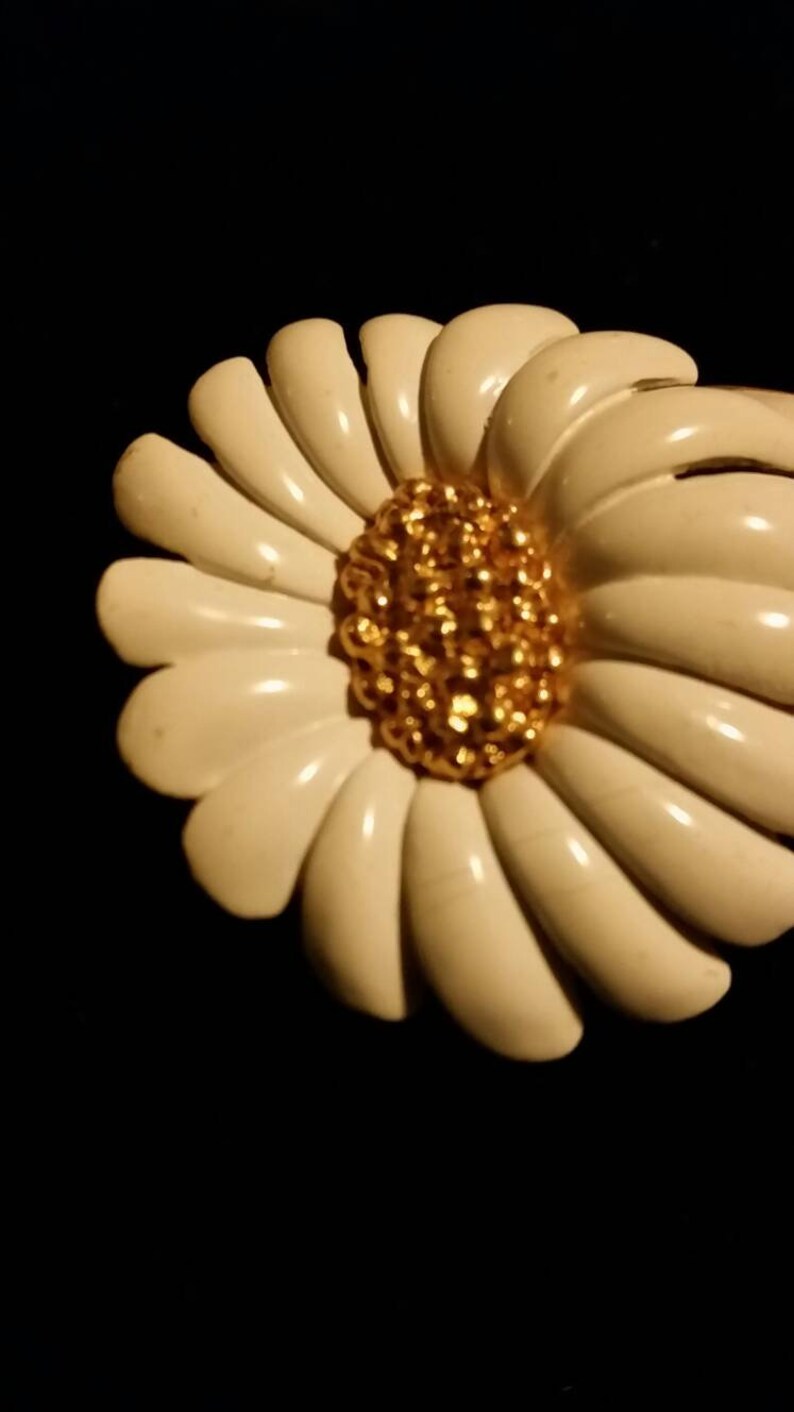 Monet Daisy Pin