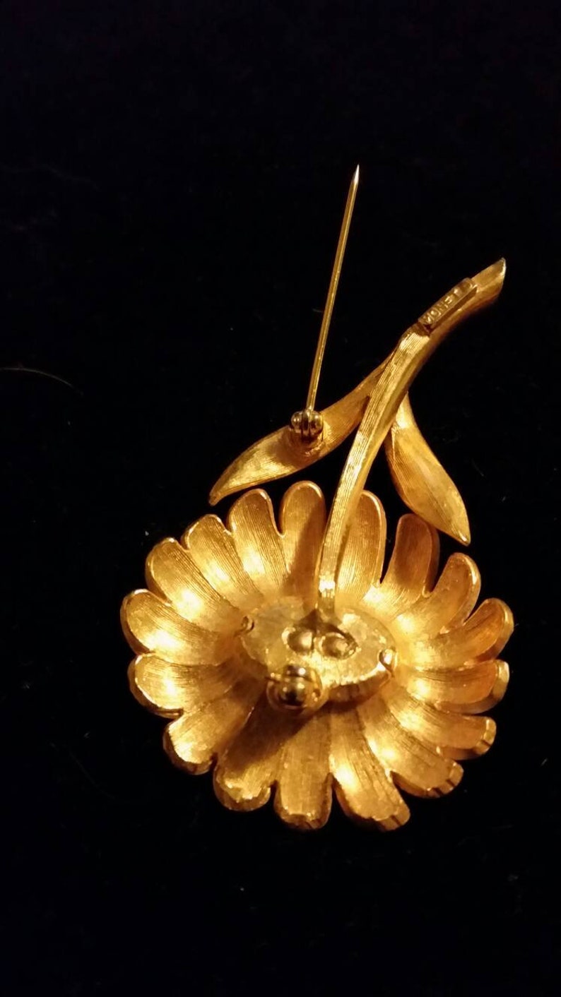 Monet Daisy Pin