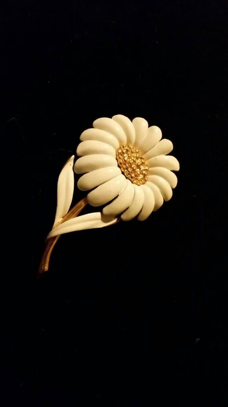 Monet Daisy Pin