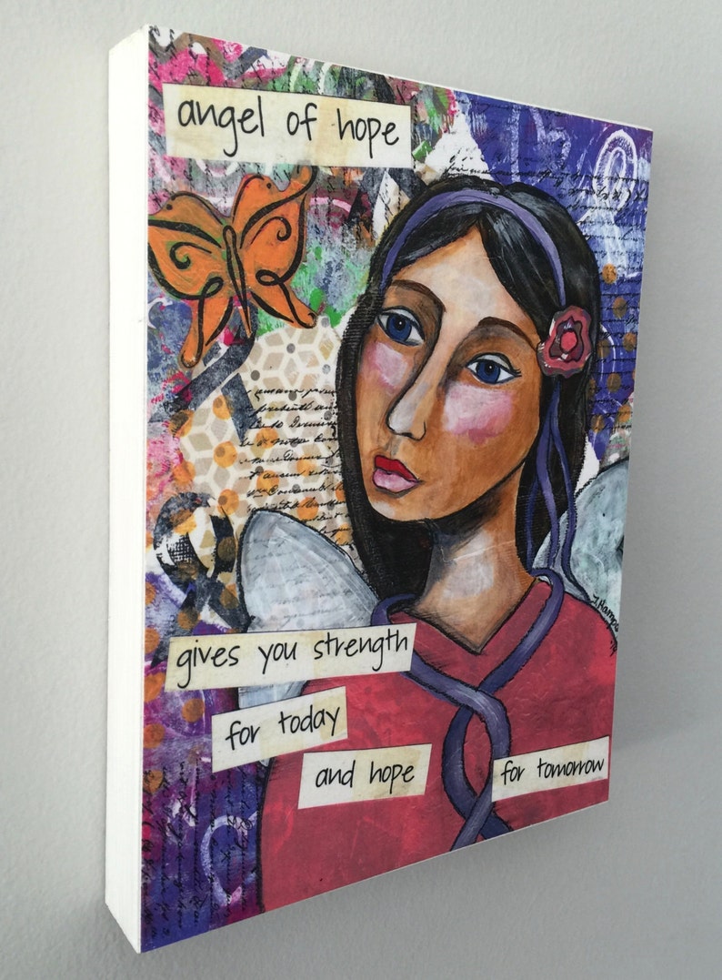 Op de afbeelding: Een kleurrijk gemengd media schilderij van een vrouw met vleugels, een vlinder en de tekst "angel of hope gives you strength for today and hope for tomorrow".