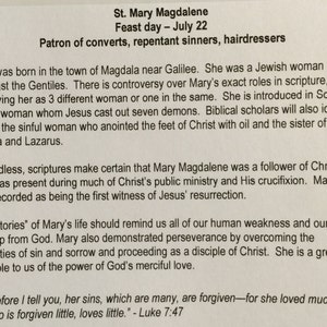 Op de afbeelding: Een witte kaart met zwarte tekst over Heilige Maria Magdalena, beschermheilige van bekeerlingen, boetvaardige zondaars en kappers. De tekst bevat haar feestdag, 22 juli, en een citaat uit Lukas 7:47.