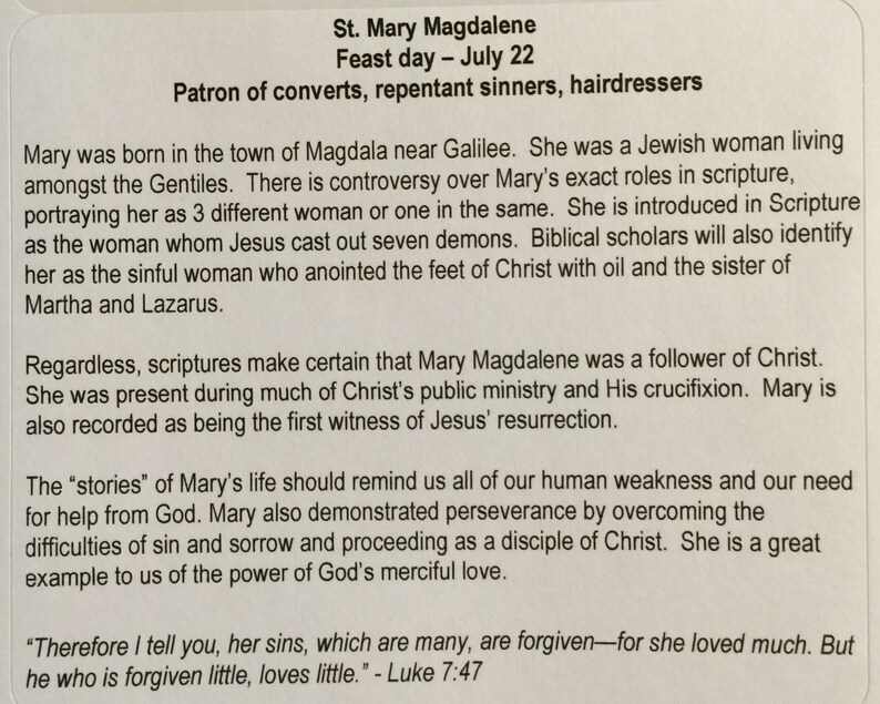 Op de afbeelding: Een witte kaart met zwarte tekst over Heilige Maria Magdalena, beschermheilige van bekeerlingen, boetvaardige zondaars en kappers. De tekst bevat haar feestdag, 22 juli, en een citaat uit Lukas 7:47.