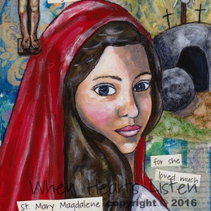 Op de afbeelding: Een schilderij van een vrouw met lang bruin haar die een rode kap draagt. De vrouw heeft een droevige uitdrukking op haar gezicht. Het schilderij is getiteld "When Hearts Listen" en bevat de tekst "St. Mary Magdalene" en "copyright 2016".