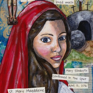 Op de afbeelding: Een schilderij van een vrouw met lang bruin haar die een rode kapmantel draagt. De vrouw kijkt naar rechts. Het schilderij is getiteld "St. Maria Magdalena" en bevat de tekst "want zij hield veel van" en "vergeven".