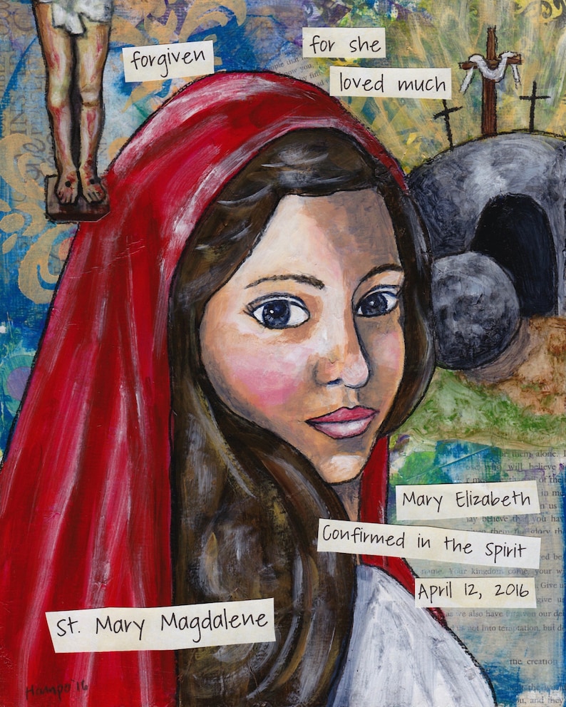 Op de afbeelding: Een schilderij van een vrouw met lang bruin haar die een rode kapmantel draagt. De vrouw kijkt naar rechts. Het schilderij is getiteld "St. Maria Magdalena" en bevat de tekst "want zij hield veel van" en "vergeven".